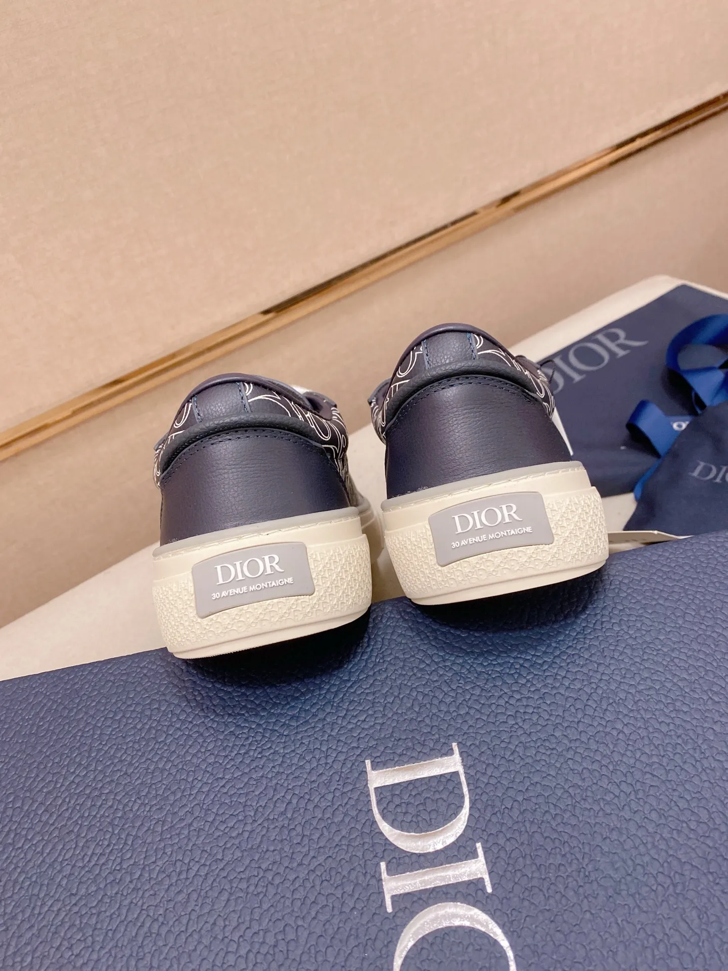 Factory price: 300 Men's shoes 💰[Dior·Dior] Top 🔍Couple style 💏🔍New casual sports style couple shoes, new four-season design, perfect workmanship, lace-up lazy style to create cabinet quality, upper: imported first-layer cowhide, sheepskin lining is soft and comfortable, ultra-light TPU wear-resistant outsole, simple, versatile fashion men's shoes, excellent color code number 35--44